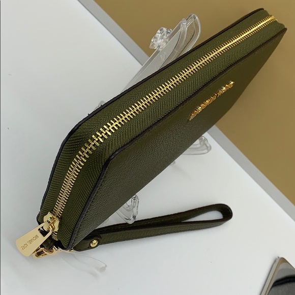 MICHAEL KORS JET SET TRAVEL LG TRVL CONTINENTAL Wristlet Wallet Phone Case NWT - Picture 10 of 16